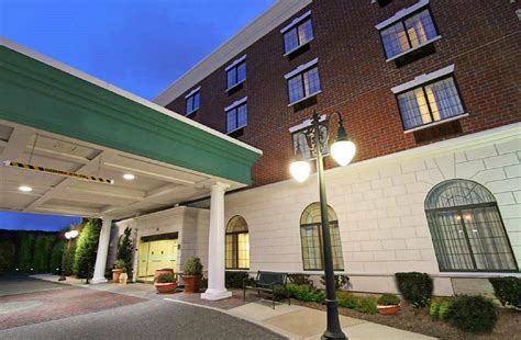 Hampton Inn Rockville Centre Exterior