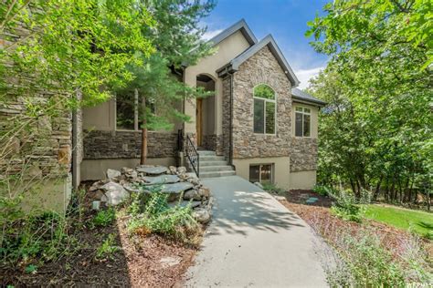 Real Estate in Woodland Hills