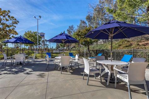 Comfort Inn Fontana CA Grounds