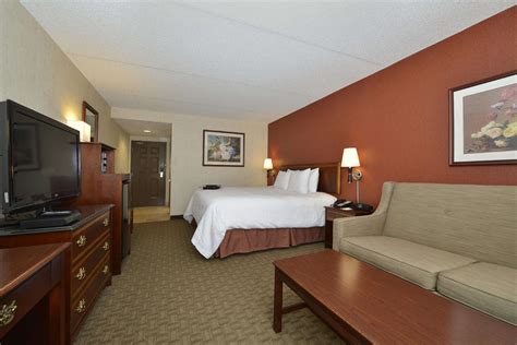 Hampton Inn East Aurora Rooms