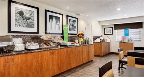 Hampton Inn Portland Clackamas breakfast buffet