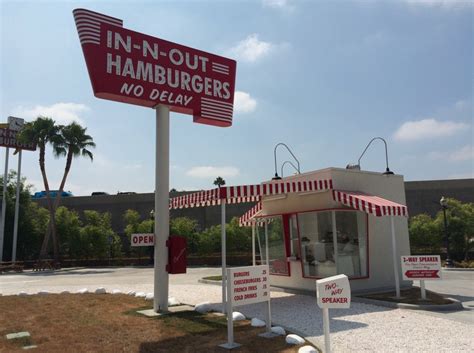 In-N-Out Baldwin Park exterior at night