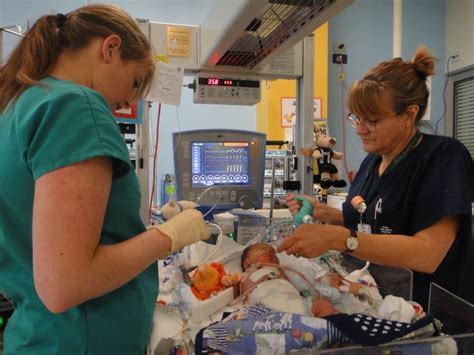 PICU nurse in ICU